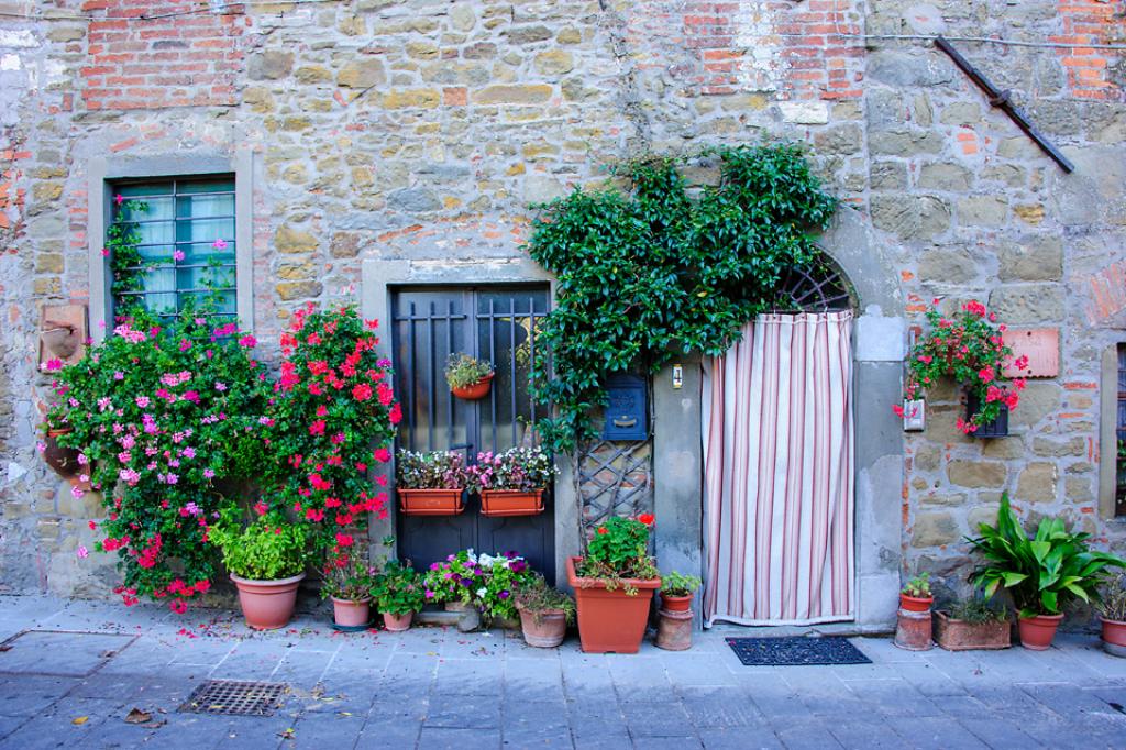 Neighbours, Nonna & Nino – Integrating into Italian Village Life