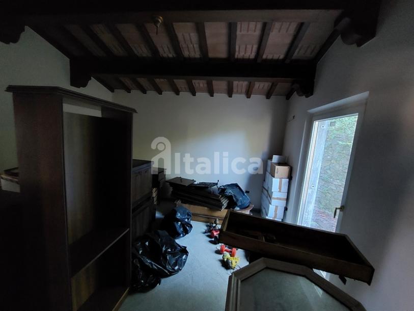 Villa con diversi annessi da rifare, vista mare-14