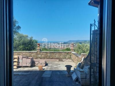 Villa con diversi annessi da rifare, vista mare