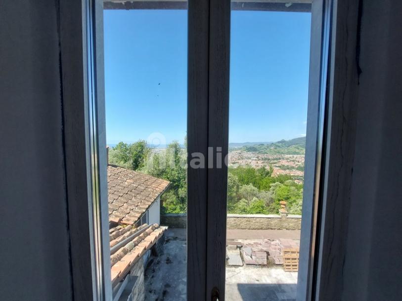 Villa con diversi annessi da rifare, vista mare-10