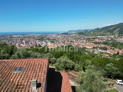 Villa con diversi annessi da rifare, vista mare