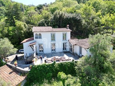 Villa con diversi annessi da rifare, vista mare