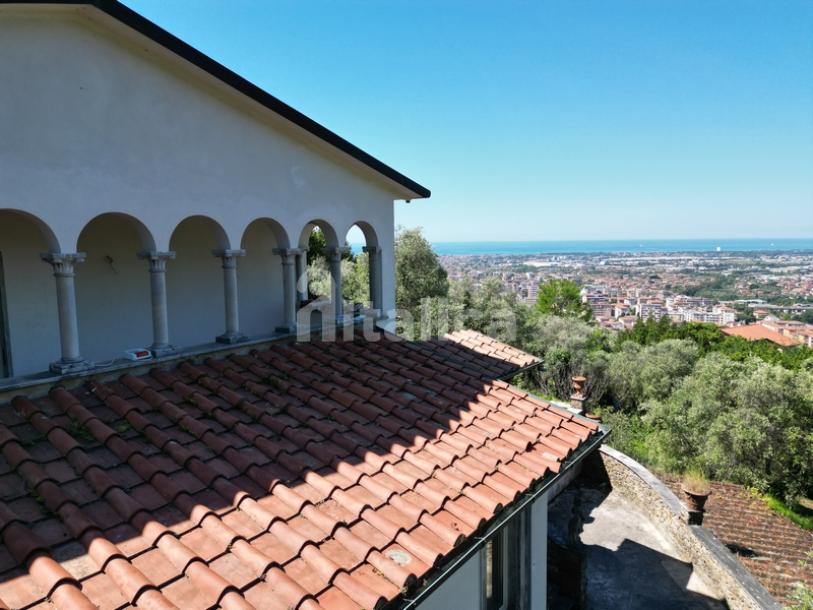 Villa con diversi annessi da rifare, vista mare-15