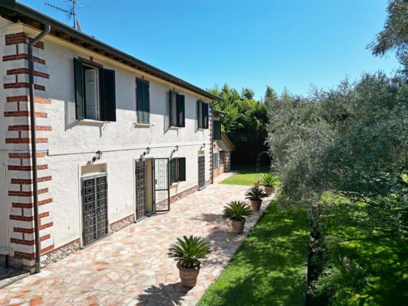 Restored country villa in Pietrasanta-11