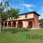 Casale con produzione di olio in Toscana