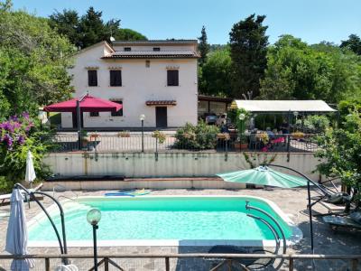 Vila s bazénem u Gabbro