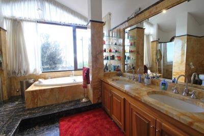 Moderní vila s výhledem na moře u Carrary-8