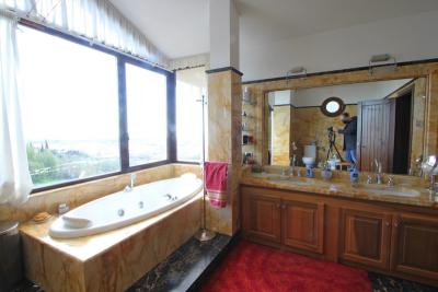 Moderní vila s výhledem na moře u Carrary-9