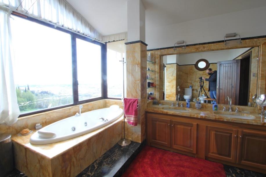 Moderní vila s výhledem na moře u Carrary-9