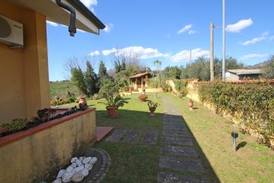 Moderní vila s výhledem na moře u Carrary-7