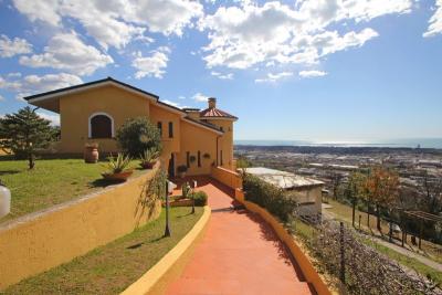 Moderní vila s výhledem na moře u Carrary-16