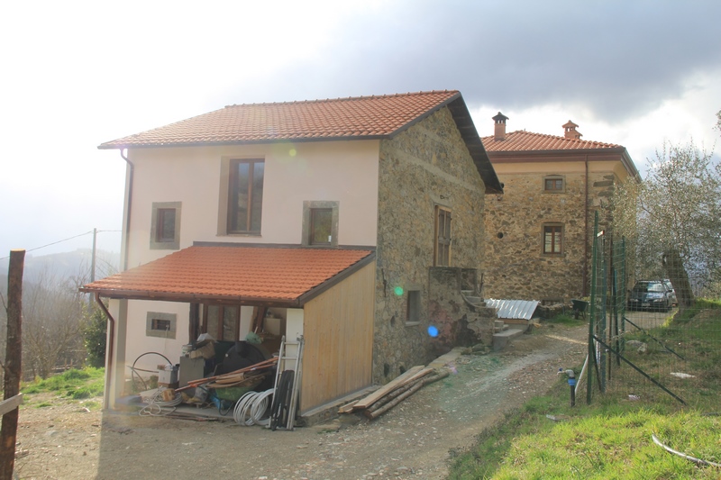 2 velké kamenné domy v Lunigianě
