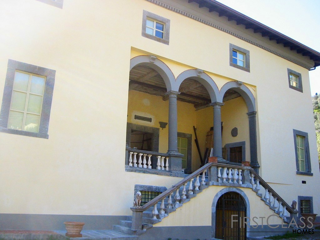 Klasická vila nad městem Lucca
