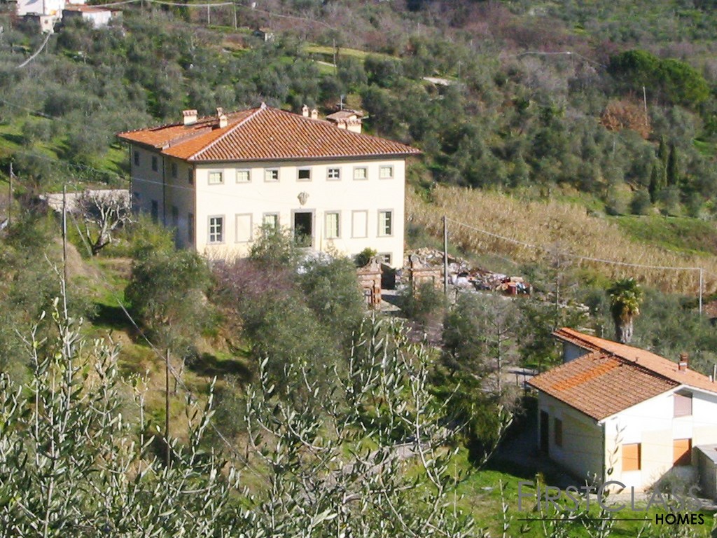Klassische Villa oberhalb von Lucca