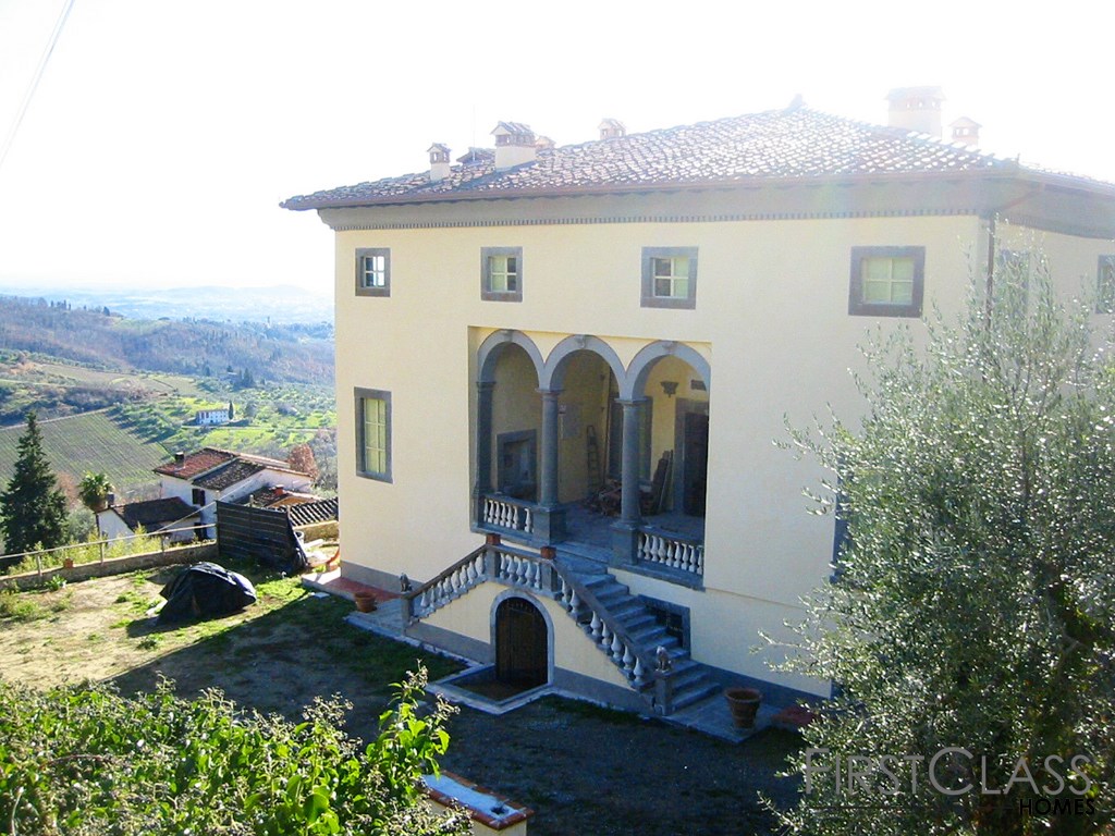Klassische Villa oberhalb von Lucca