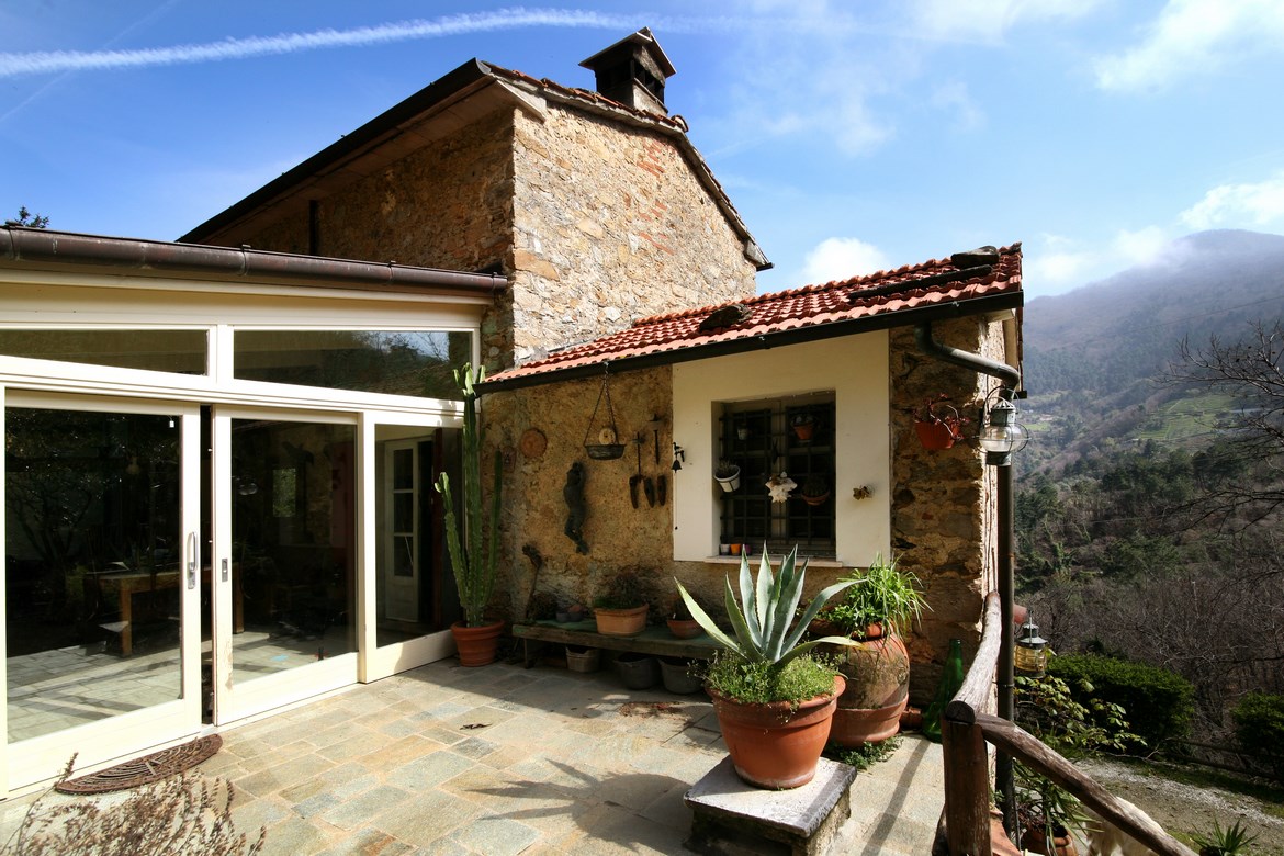 Casa in pietra ristrutturata in bosco sopra Vallecchia di Pietrasanta