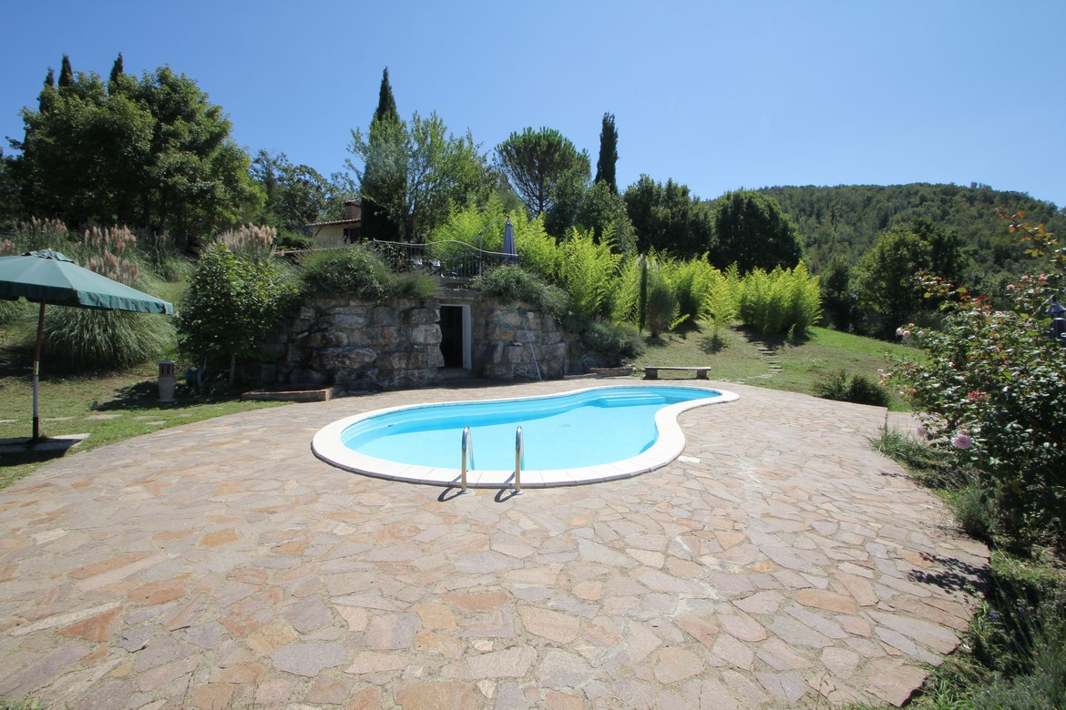 Atraktivní šarmantní dům z kamenne s bazénem