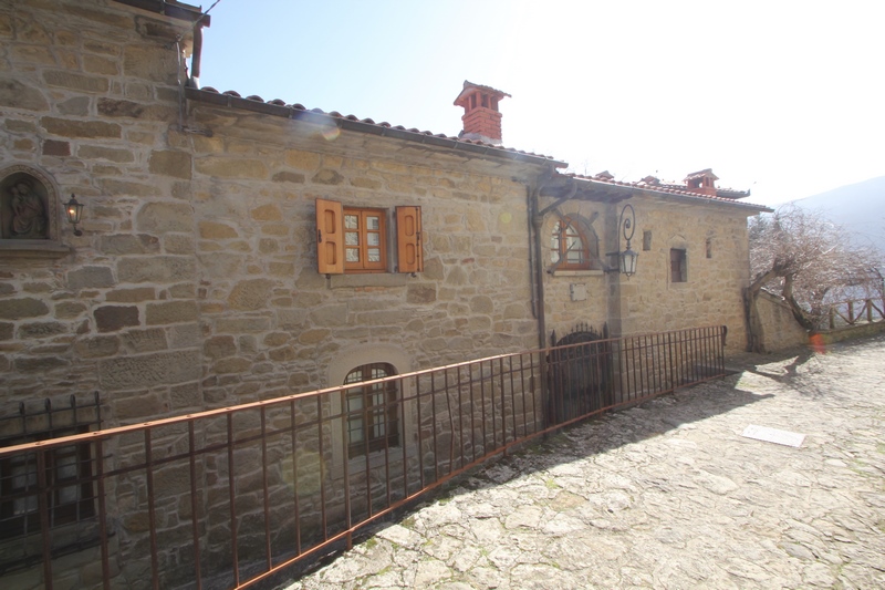 Casa rustica ristrutturata in un borgo antico