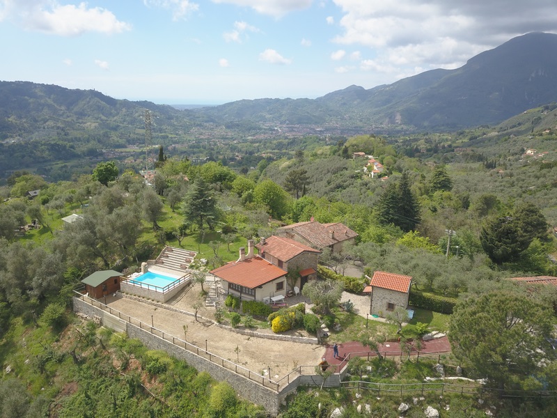 Due case con piscina a Buchignano