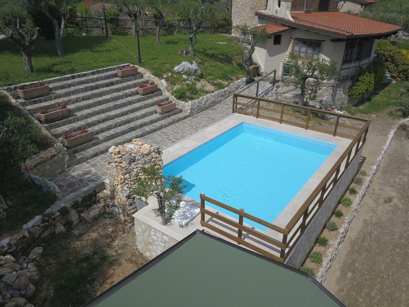 Kamenný dům s domkem pro hosty a bazénem u Camaiore