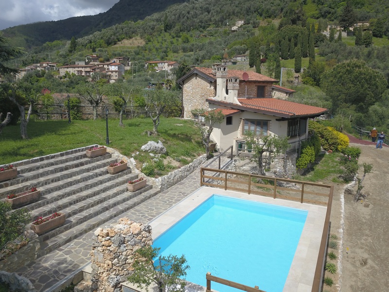 Kamenný dům s domkem pro hosty a bazénem u Camaiore