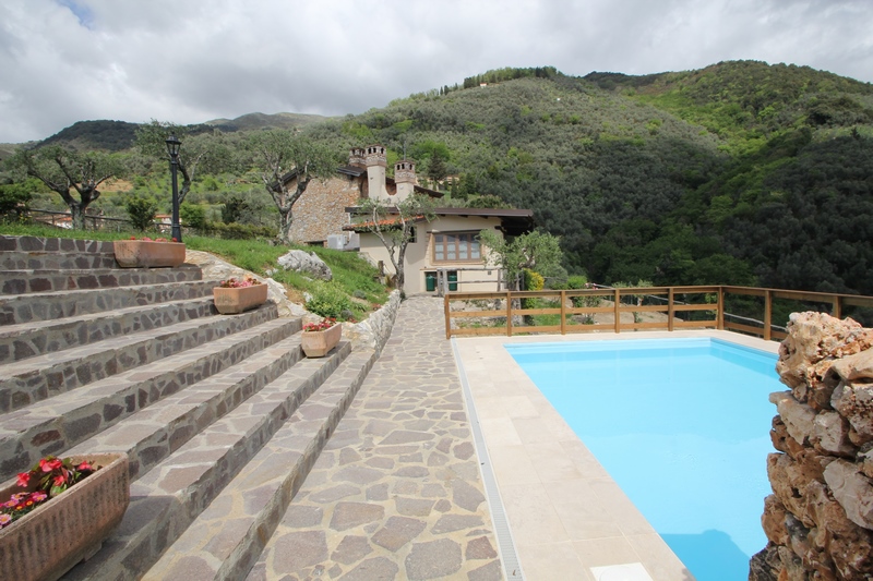 Landhaus mit Gästehaus und Pool bei Camaiore
