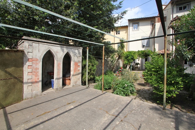 Villa antica con giardino alla italiana