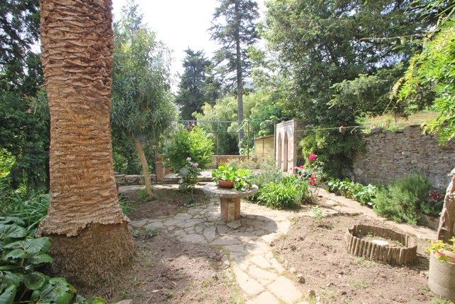 Villa antica con giardino alla italiana
