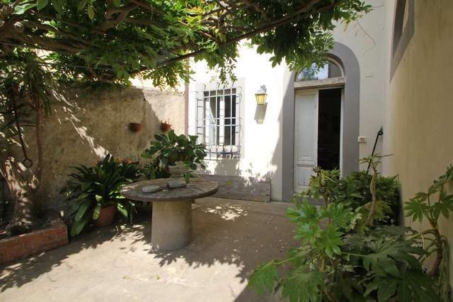 Historische Villa mit Garten und Bach