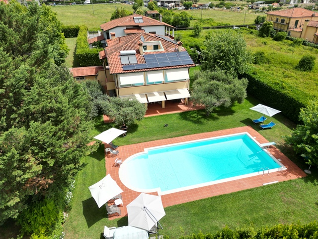 Villa in Sarzana con piscina