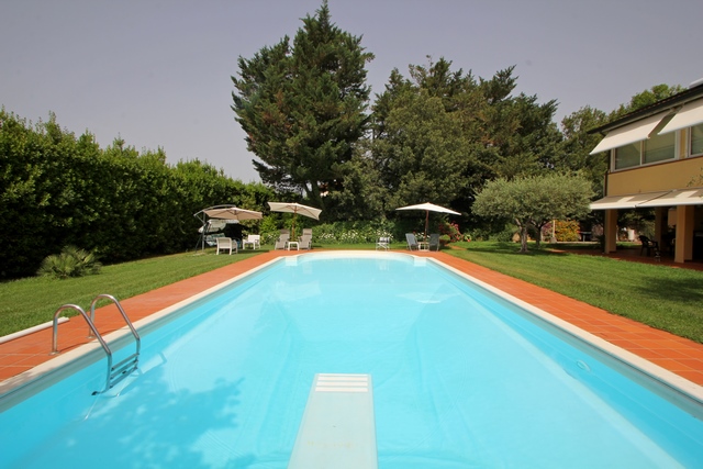 Velká vila v Sarzaně s bazénem