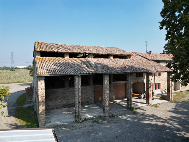Country estate close to the centre of the town of Collecchio