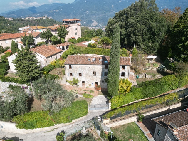 Uchovaný klasický toskánský venkovský dům s výhledem na moře