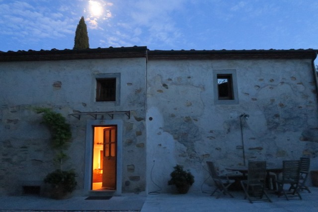 Uchovaný klasický toskánský venkovský dům s výhledem na moře