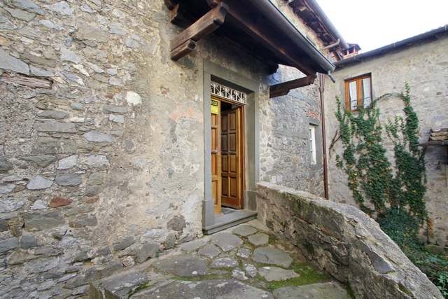 Typický kamenný dům v Garfagnaně - Toskánsko