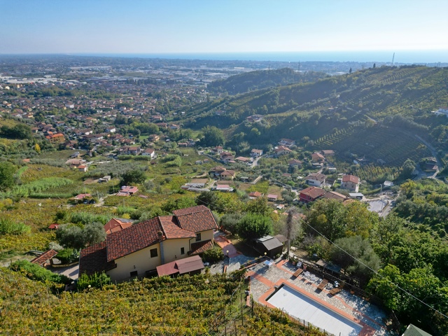 Villa in der Toskana mit Meerblick und eigenem Weinberg