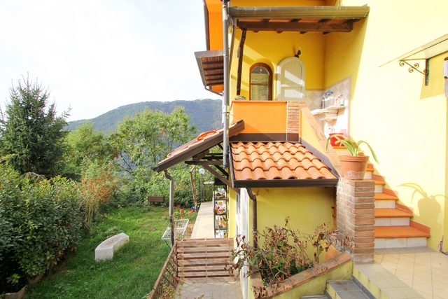 Neuwertiges Haus in den Hügeln von Massa mit Meerblick