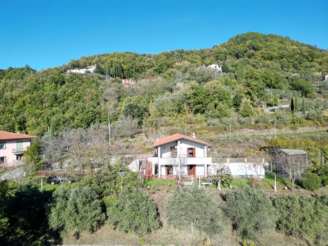 Renovierungsbedürftiges Haus in den Sarzana-Hügeln